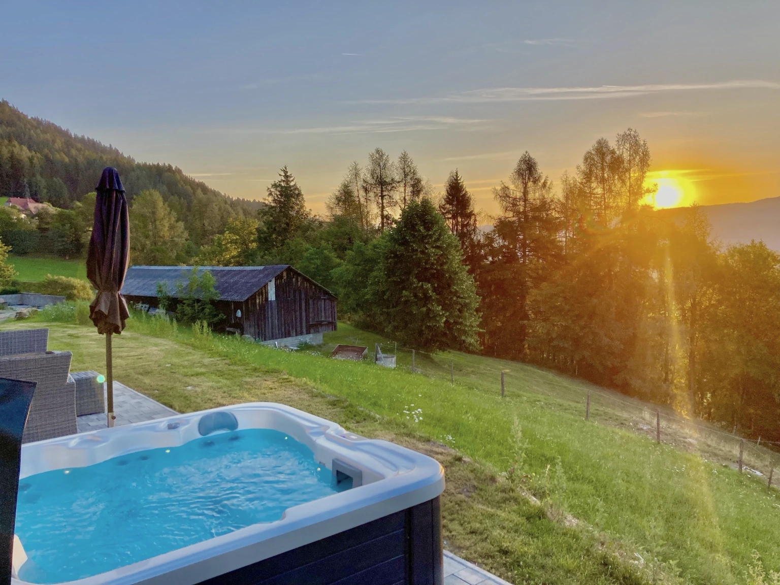 Whirlpool bei Sonnenuntergang – Chalet Bergblick