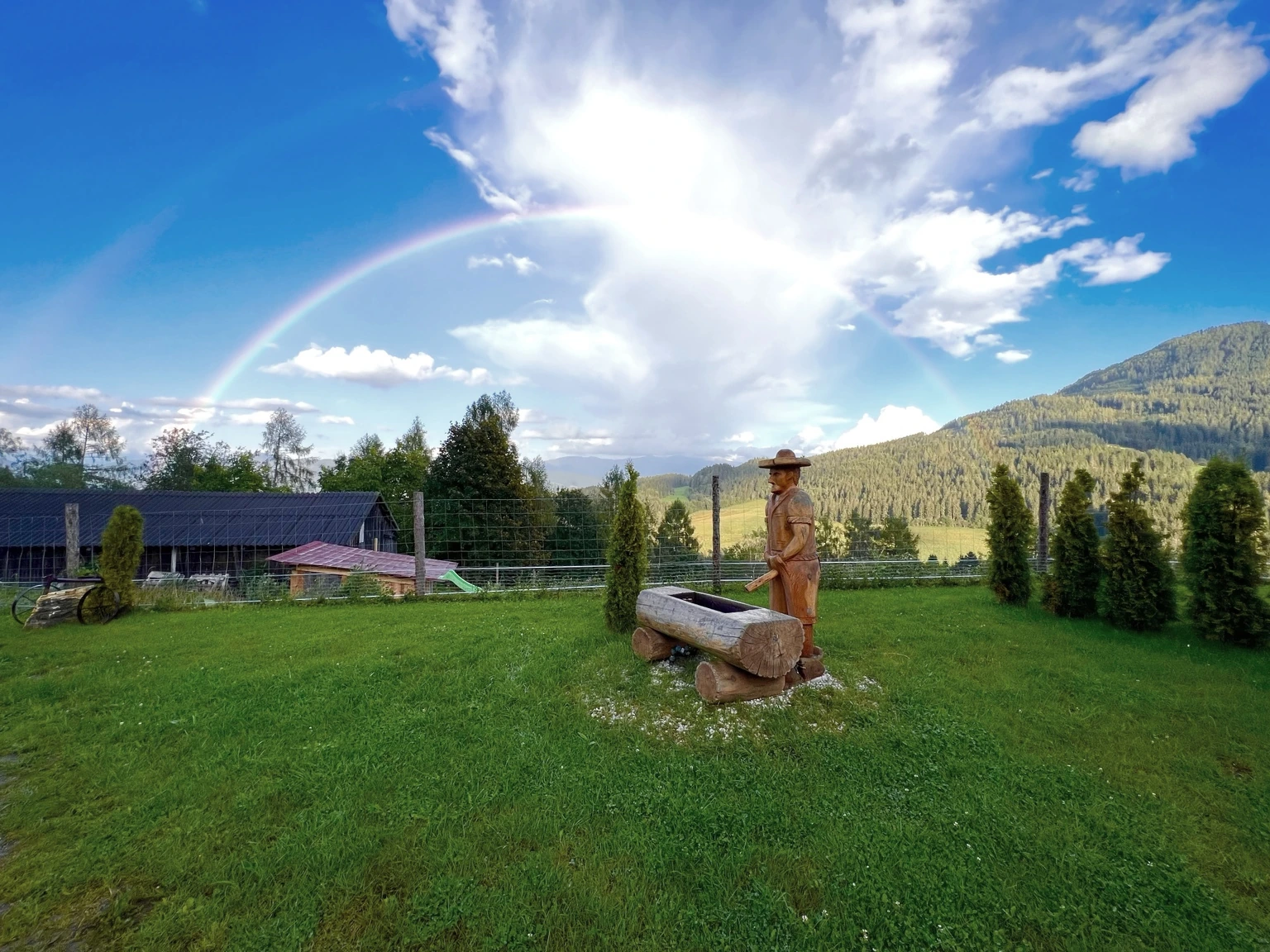 Regenbogen über dem Garten – Chalet Bergblick