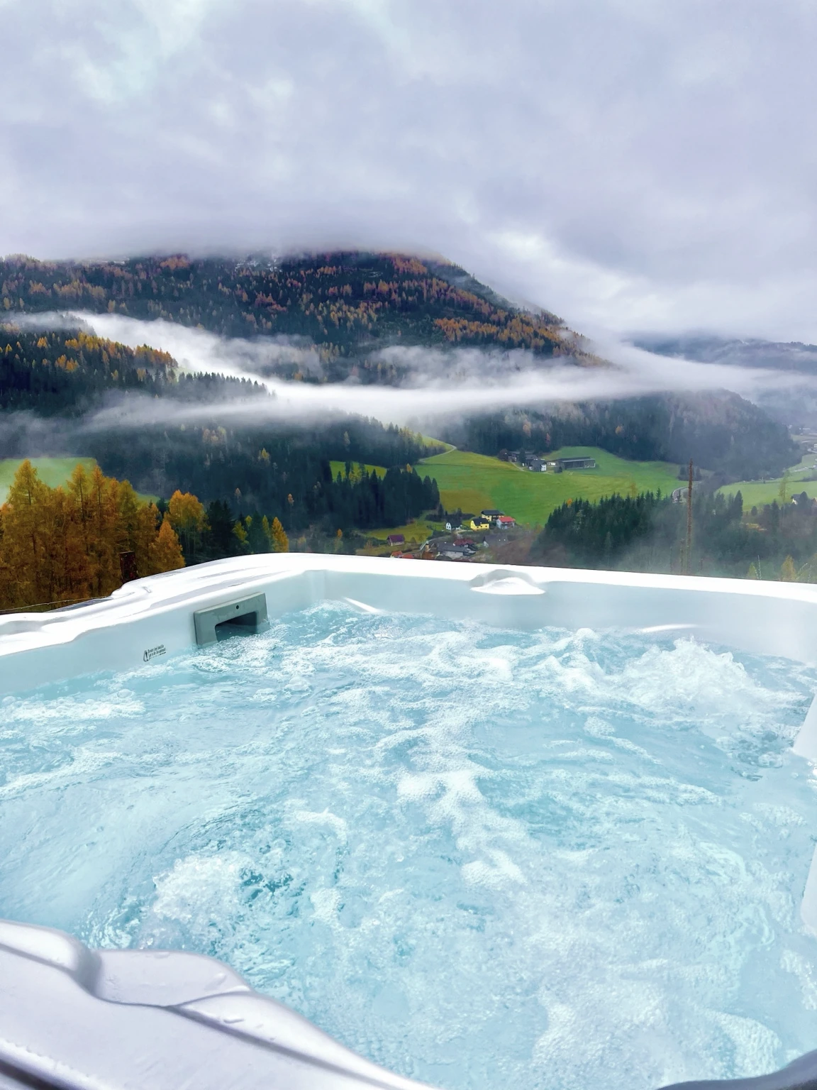 Herbstmorgen im Whirlpool – Chalet Bergblick